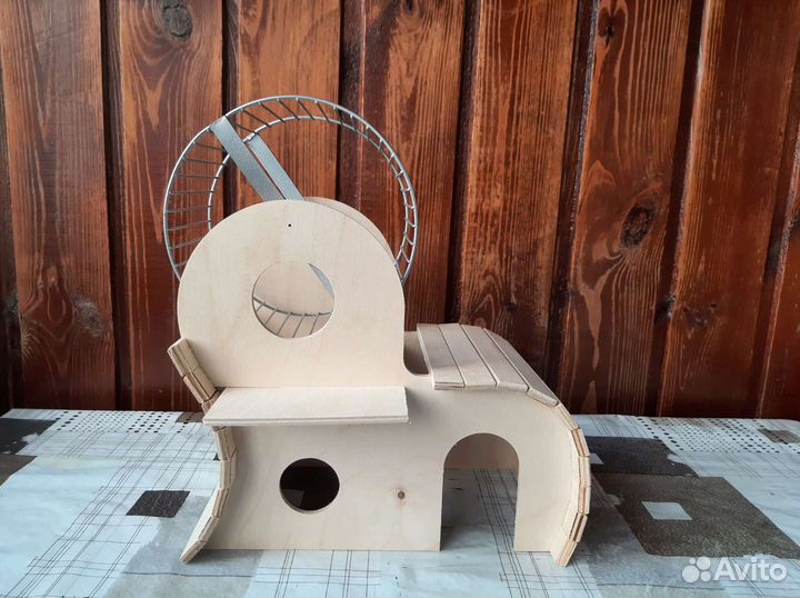 Домик с колесом для хомяка