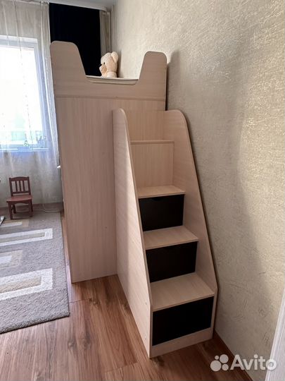 Детская кровать чердак со столом и шкафом