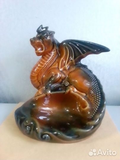 Старинная статуэтка из фарфора-дракон