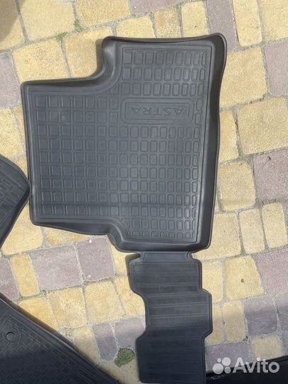 Коврики и сеточки в машину новые