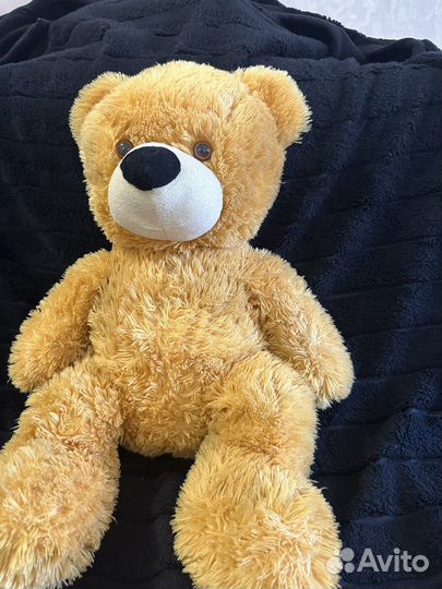 Большой плюшевый медведь