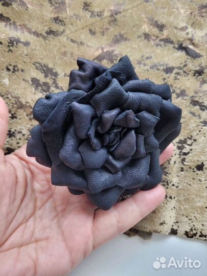 Брошь из кожи