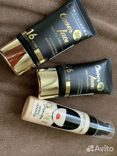 Набор косметики. Тональный крем