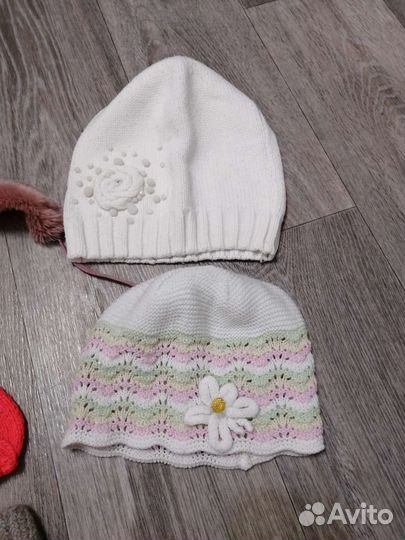 Шапки и вязаные носочки на 4-6 лет