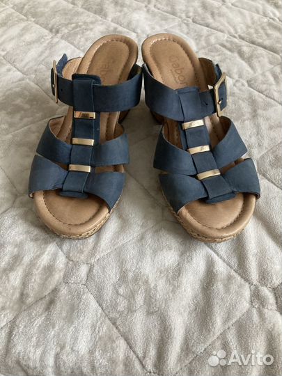 Кожанные босоножки на танкетке 38р
