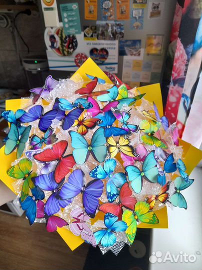 Букет из бабочек и ромашек