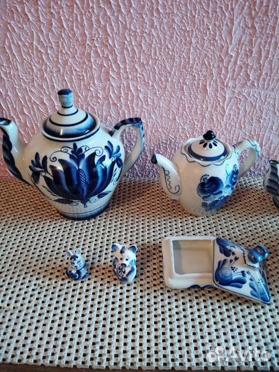Коллекция чайников Гжель и других предметов