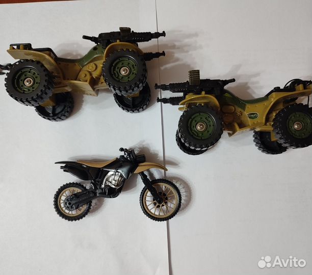 Игрушечные солдаты с техникой