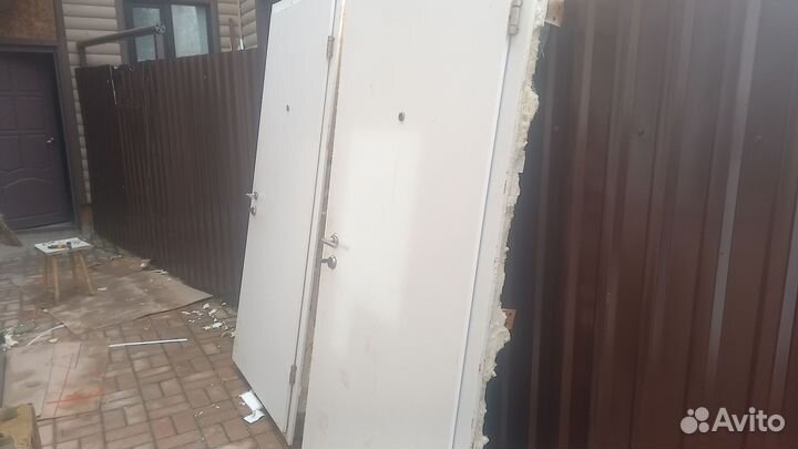 Дверь входная металлическая правая бу