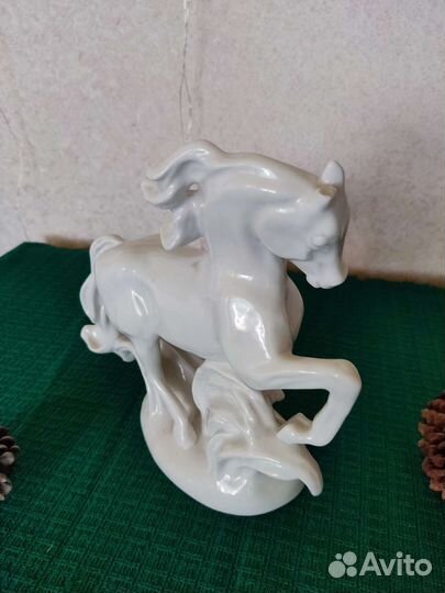 Фарфоровая статуэтка Конь- огонь