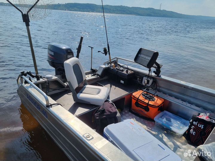 Лодка с мотором и прицепом