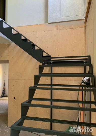 Лестница с забежными ступенями в коттедж