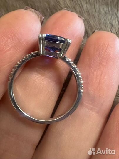 Золотое кольцо с сарпфиром и бриллиантами