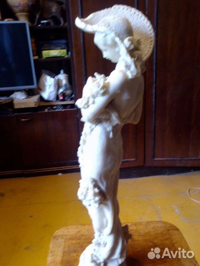 Статуэтка девушка с цветами