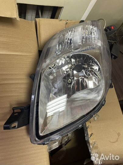 Фара левая Toyota Yaris / Vitz 05-08