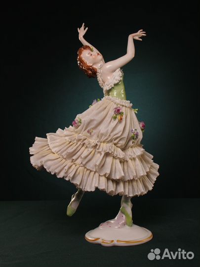 Кружевная фарфоровая статуэтка 