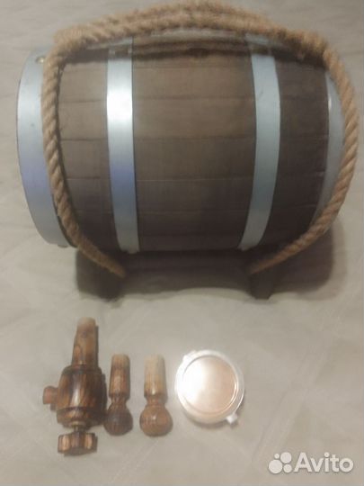 Деревянная дубовая бочка