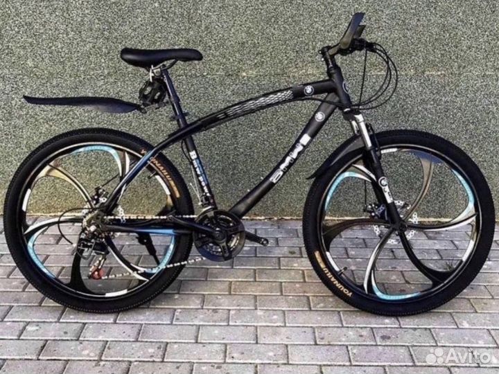 Велосипед BMW на литых дисках