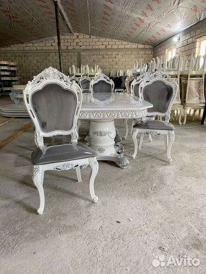 Стол и стулья