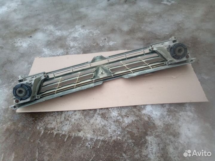 Решотка радиатора тоета виста