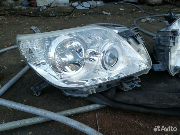Фара правая на Toyota Prado 150 галоген