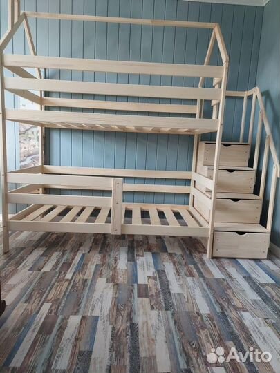 Двухъярусная кровать с лестницей комодом
