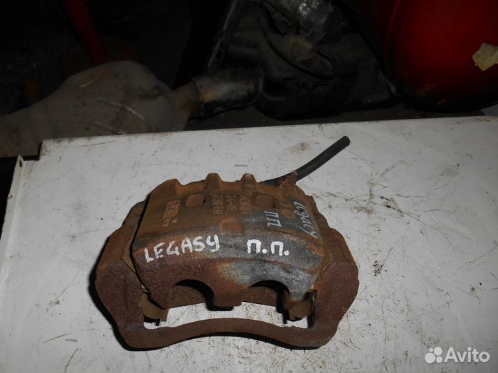 Передний правый суппорт Subaru Legacy B10