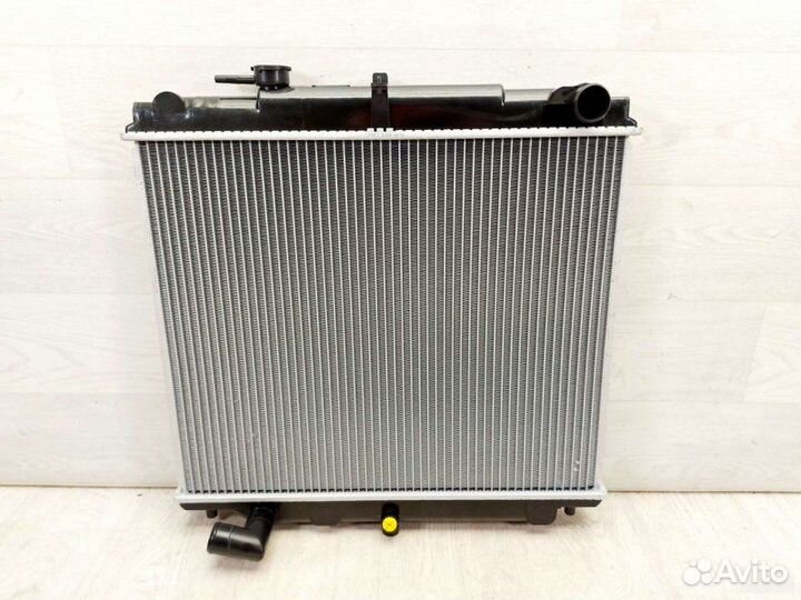 Радиатор охлаждения Nissan Atlas