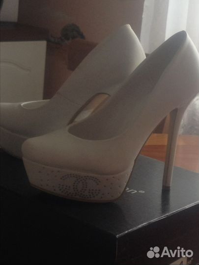 Продам белые туфли