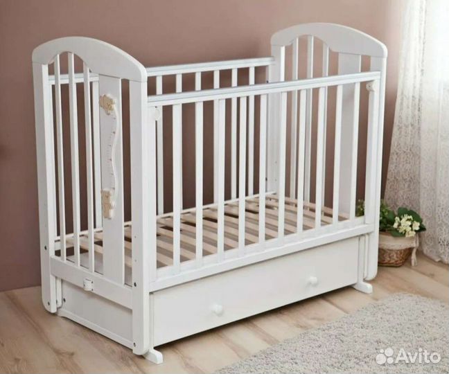 Детская кроватка с маятником. Красная Звезда