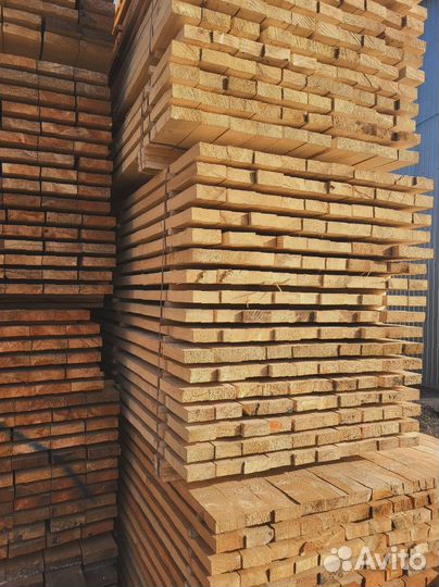 Доски сосны, легкий материал для строительства