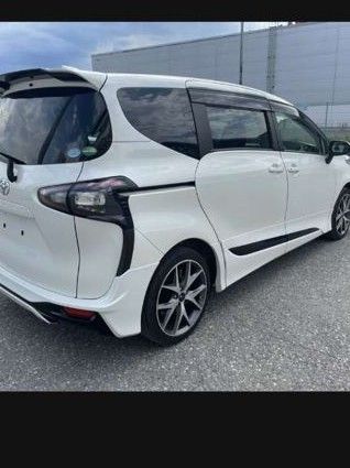 Toyota Sienta: фото владельца