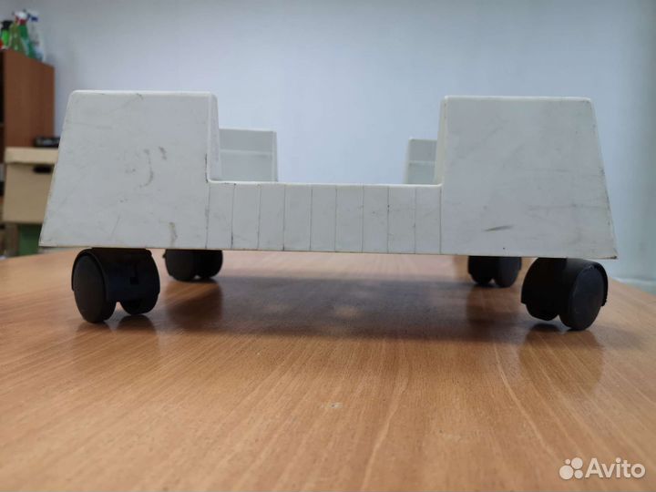 Подставка для компьютера с колёсиками