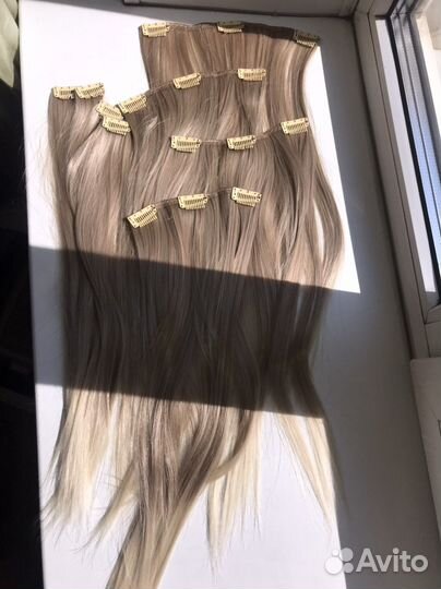 Пряди волос на заколках