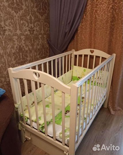 Детская кроватка с маятником и ящиком