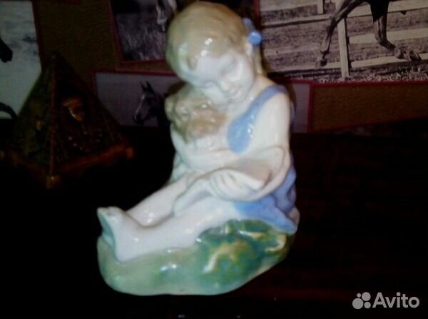 Фарфоровая статуэтка «Девочка с собакой и книгой»