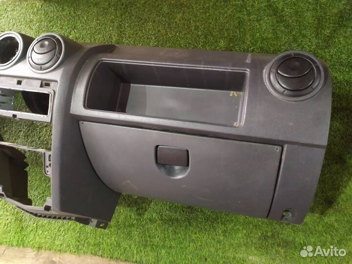 Торпедо Renault Logan седан 1.4 2007