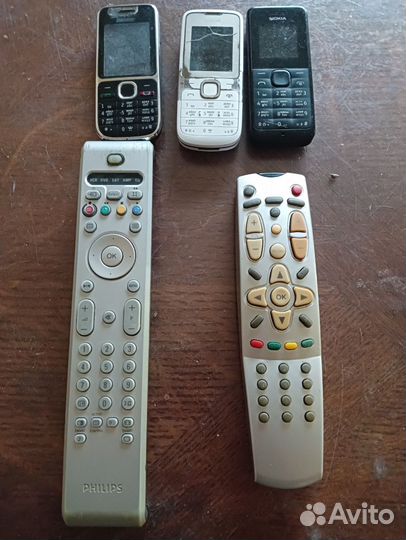Пульты от телевизора и сотовые телефоны