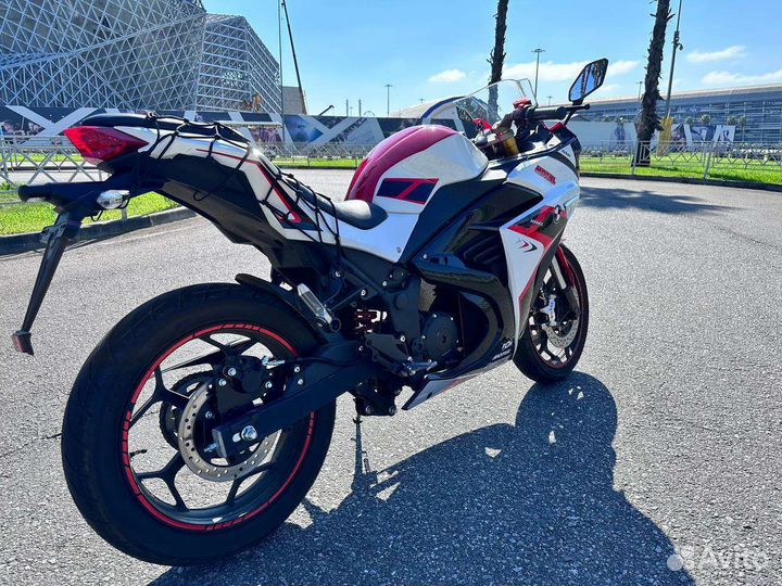 Электромотоцикл Yamaha R3