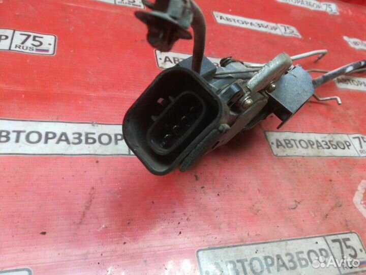 Замок двери передний правый Toyota Corolla EE111