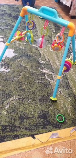 Развивающий коврик и другие игрушки для малышей