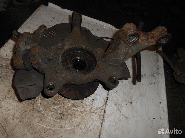 Передний левый поворотный кулак Toyota Corolla E15