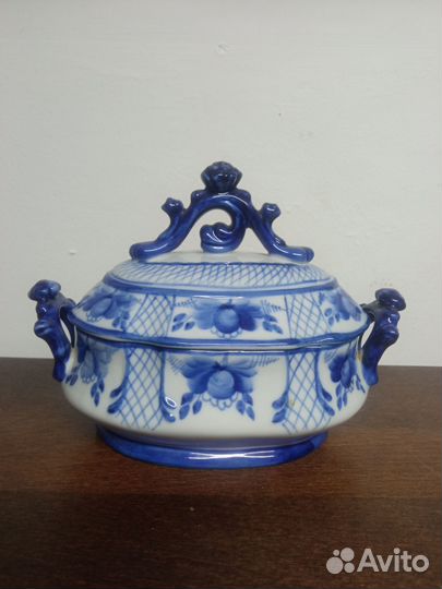 Конфетница с крышкой. Гжель