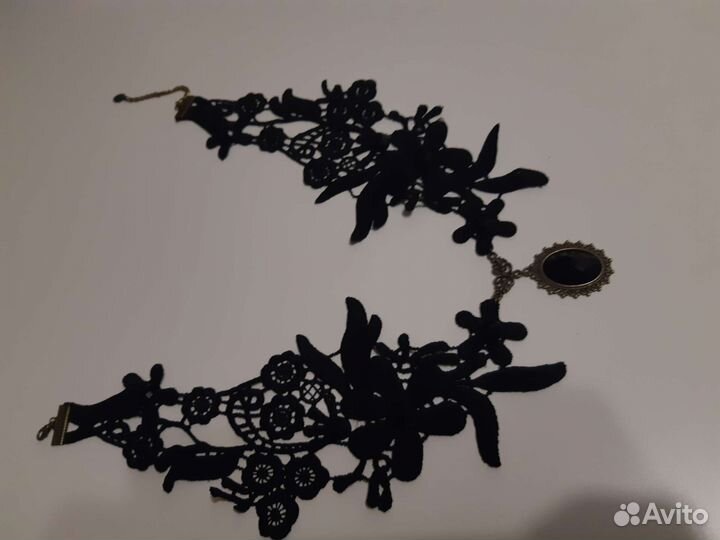 Ажурное украшение на шею