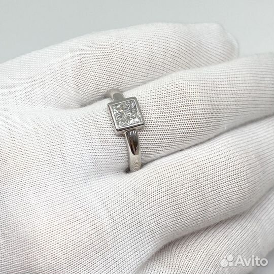 Кольцо с природным камнем Золото