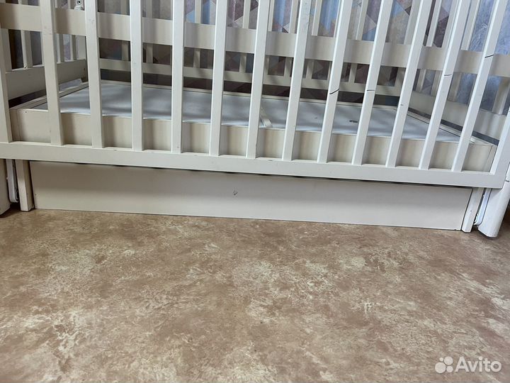 Детская кроватка с маятником и ящиком