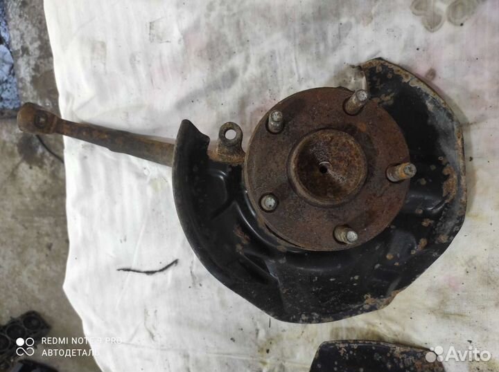 Ступица левая передняя Toyota Mark 2 GX90