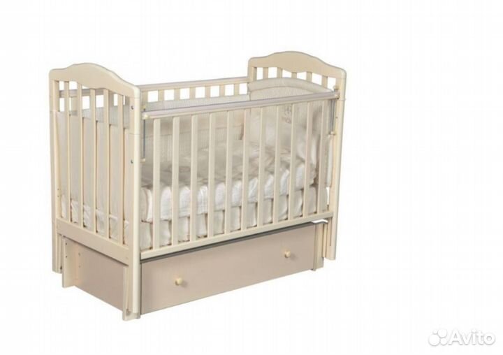 Детская кроватка с маятником