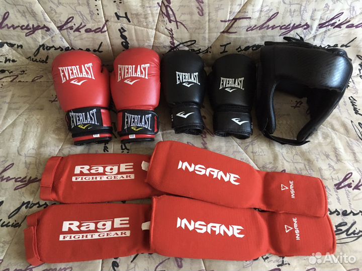 Перчатки, шлем, щитки для единоборств