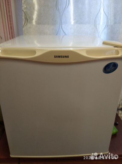 Холодильник б/у маленький